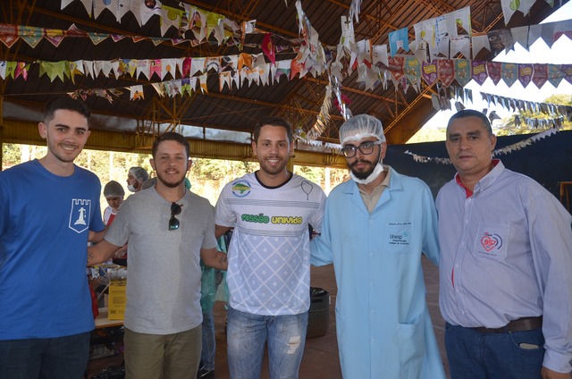 Gabriel Fernandes(esq) Osmar Caires (dir) representaram a Rádio Coração e presenciaram a missão da UNIVIDA na aldeia indígena de Dourados.