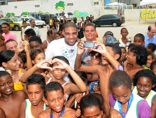Adriano é cercado por crianças e amigos na Vila Cruzeiro (Foto: André Durão / Globoesporte.com)