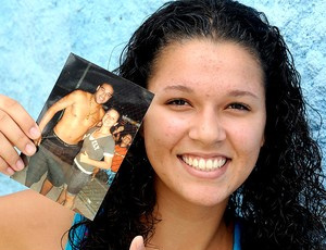 Letícia mostra a foto que tirou com o ídolo, em 2007
(Foto: André Durão / Globoesporte.com)