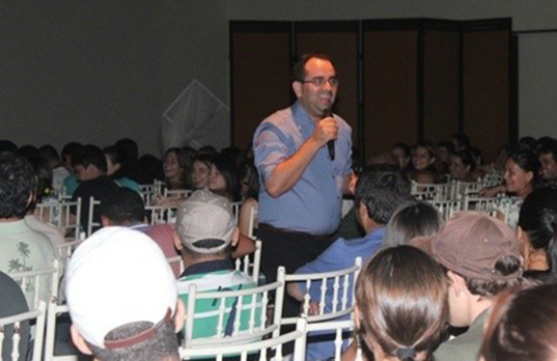 Professor Valdir da Costa durante palestra para alunos da UNIGRAN