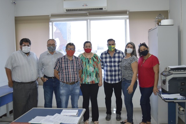 Diretora da Rádio Coração Ozair Sanábria e jornasista Reynaldo Felix  com candidato e representantes das chapas que irão concorrer a prefeitura de Dourados nas eleições 2020.