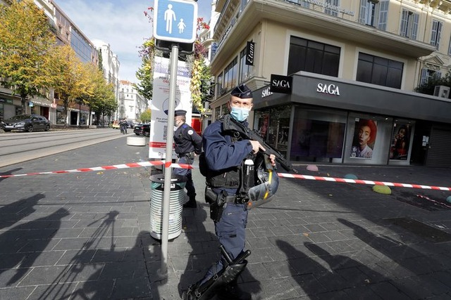 Policiais nas ruas de Nice, após ataque a faca em uma igreja da cidade - Reuters/Eric Gaillard/Direitos Reservados