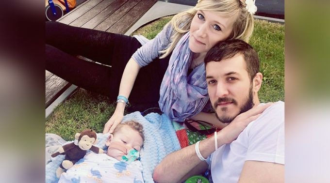 Charlie Gard junto com seus pais, Chris e Connie. Foto: Facebook