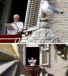 Bento XVI concede a bênção apostólica aos fiéis reunidos na Praça de São Pedro, no Vaticano