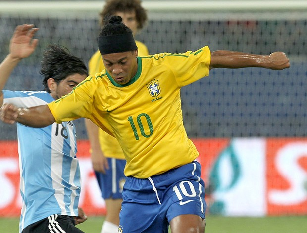 A Seleção em 2010: após o fiasco de Dunga, a renovação de Mano Ronaldinho Gaúcho de volta à Seleção Brasileira contra a Argentina no Qatar (Foto: Mowa Press)