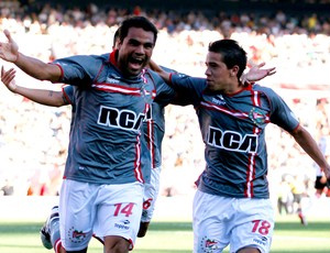 Gabriel Mercado (à esquerda) comemora gol do
Estudiantes sobre o River  (Foto: agência Reuters)