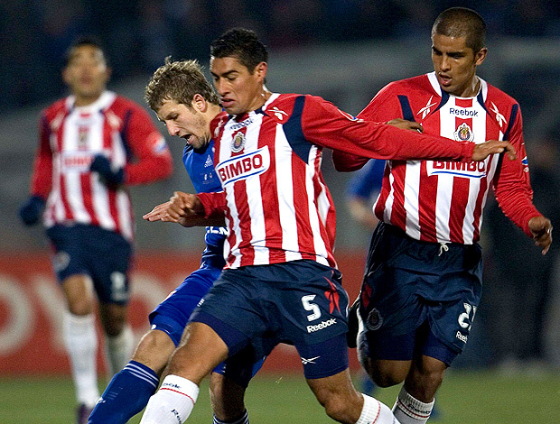 Felipe Seymour (de azul) disputa a bola com jogador do Chivas: jovem de 23 anos levou prêmio da Associação Nacional de Futebol do Chile em 2010 (Foto: agência EFE)