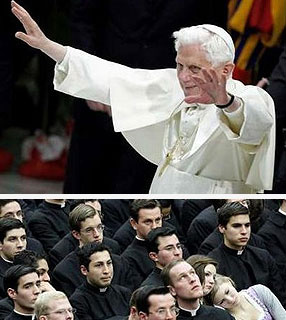 Bento XVI saúda os fiéis reunidos na Sala Paulo VI, no Vaticano, para a tradicional Catequese