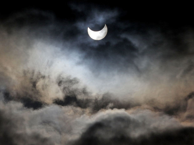Visão do eclipse parcial é vista da Cidade de Gaza, nesta terça-feira (4). O eclipse ocorre quando a Lua se alinha entre a Terra e o Sol (Foto: Hatem Moussa/AP)