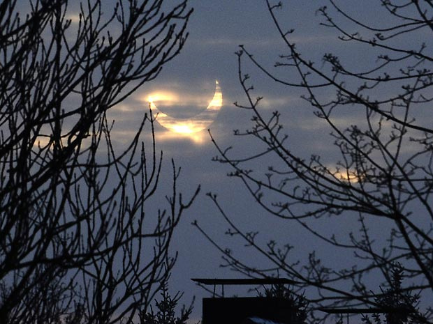 Sol parcialmente encoberto é observado na Alemanha. (Foto: Mark Keppler/AP)