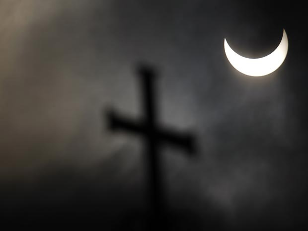 Fenômeno é observado sob cruz de catedral na Bulgária. (Foto: Reuters)