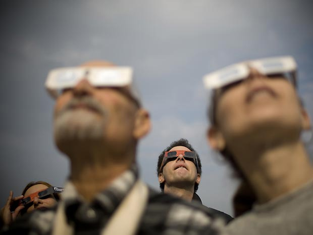 Israelenses observam Lua entre o Sol e a Terra em Tel Aviv. (Foto: AP)