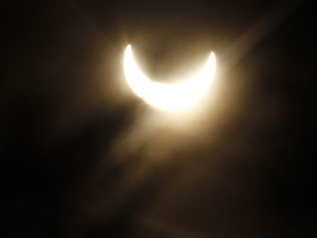 Outra visão do eclipse é registrada em Viena, na Áustria (Foto: Ronald Zak/AP)