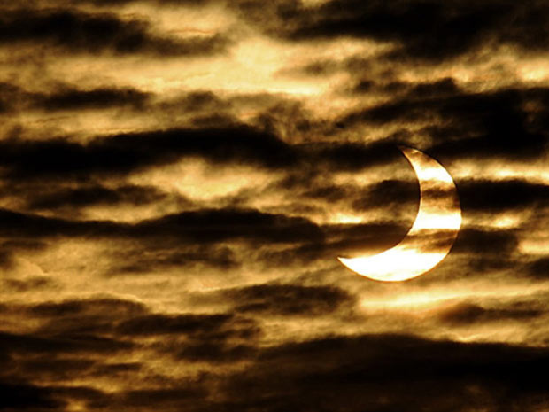 Imagem do fenômeno é registrada em Locon, norte da França, onde mais da metade e até dois terços do disco solar ficaram ocultos pela lua por volta das 8h GMT (6h de Brasília). (Foto: Philippe Huguen/AFP)