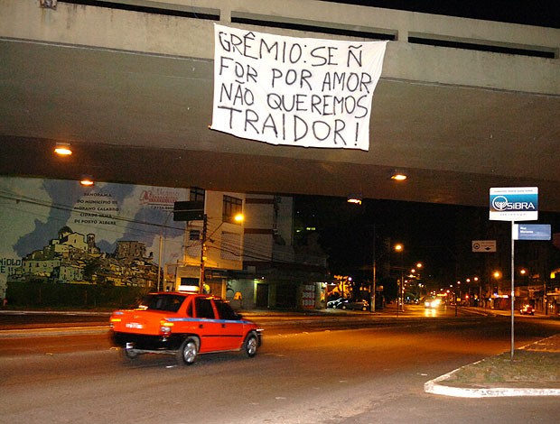 Faixa de protesto da torcida do Grêmio em Porto Alegre (Foto: Valdir Friolin / Agência RBS)