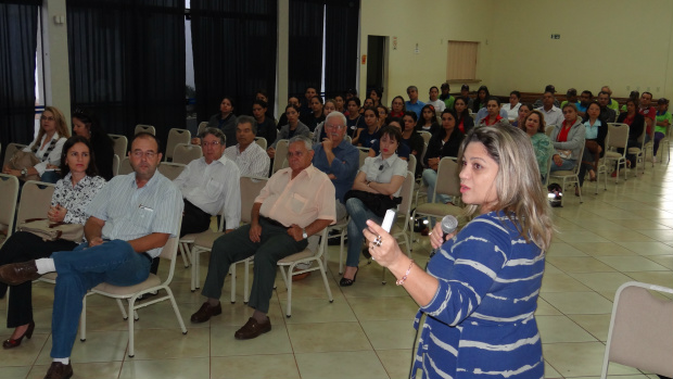 Professora Rosemeire Souza em recente palestra realizada na ACED em Dourados 