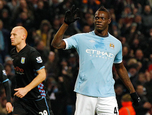 Mario Balotelli desandou a fazer gols no City: foram três contra o Aston Villa, na última semana (Foto: Reuters)