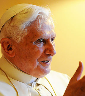 ''Deus é o amor onipotente que não tolhe nada, não ameaça'', disse Bento XVI