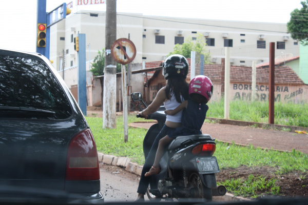 Criança maior de 7 anos com capacete por ir na garupa de motocicleta
(Foto: Hedio Fazan)