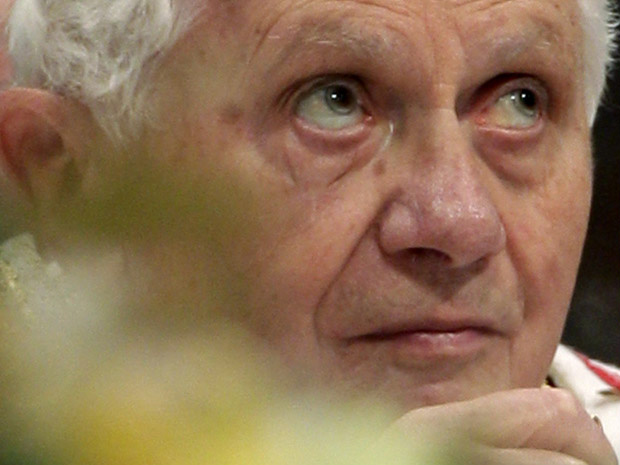 O papa Bento XVI reza a Missa da Epifania nesta quinta-feira (6) na Basílica de São Pedro, no Vaticano. (Foto: AP)