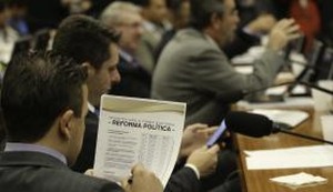 Deputados retomarão a votação dos destaques da proposta de reforma política na manhã desta quinta-feiraFabio Rodrigues Pozzebom/Agência Brasil
