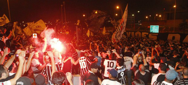 Torcida do Corinthians faz a festa do lado de fora do aeroporto de Cumbica (Foto: Gustavo Tilio