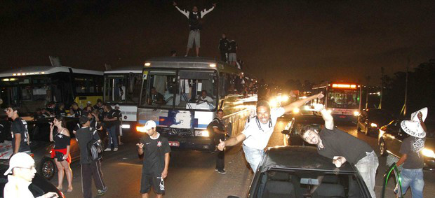 Torcedores viajaram em cima de ônibus e do lado de fora de carros (Foto: Gustavo Tilio)