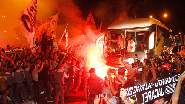 Torcida Corinthians cerca o ônibus da equipe (Foto: Gustavo Tilio / Globoesporte.com)