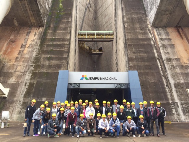 Legenda: Acadêmicos da UNIGRAN em visita técnica à Usina Hidrelétrica de Itaipu
