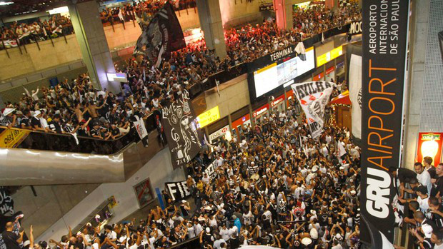 Torcida do Corinthians toma o saguão do aeroporto (Foto: Gustavo Tilio / Globoesporte.com)