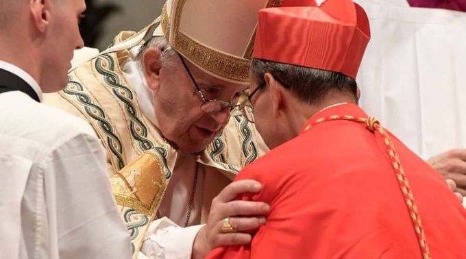Papa Francisco impõe o barrete ao Cardeal Gregorio Rosa Chávez. Foto: L'Osservatore Romano