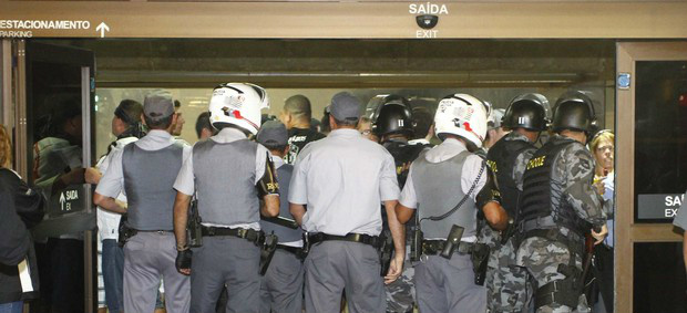 Policiais usam a força para expulsar corintianos  (Foto: Gustavo Tilio / globoesporte.com