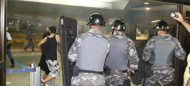 Momentos de pânico no confronto entre torcedores e policiais (Foto: Gustavo Tilio / globoesporte.com)
