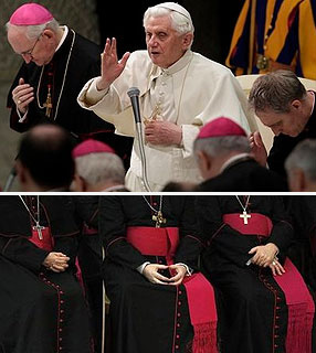 Papa abençoa fiéis reunidos na Sala Paulo VI, no Vaticano. Abaixo, bispos participam do encontro