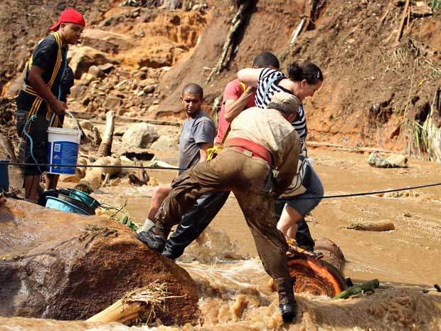 Oitocentos homens da Defesa Civil e dos Bombeiros atuam em Teresópolis (Foto: Wilton Junior/Agência Estado)