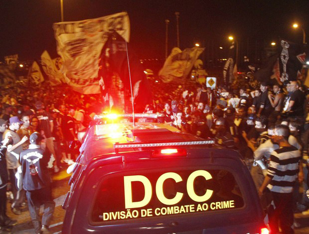 Esquema de segurança foi montado para a festa corintiana (Foto: Gustavo Tilio)