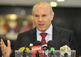 Anúncio do novo valor do salário foi feito pelo ministro da Fazenda, Guido Mantega, após primeira reunião ministerial do governo Dilma 