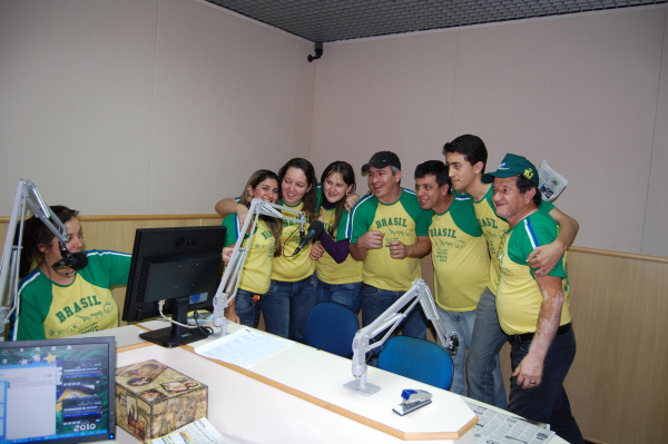 No estúdio, a equipe Coração FM entrou no ritmo da Copa do Mundo