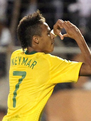 Neymar comemora fazendo o coração para os
torcedores no Jorge Basadre (Foto: Mowa)