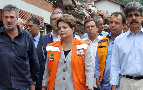 Dilma durante a visita na região serrana do Rio afetada pelas chuvas
Foto: G1