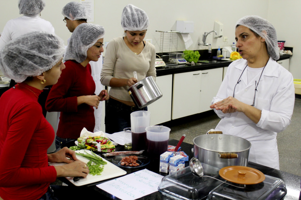 Em oficinas os acadêmicos aprenderão a preparar comidas a base de soja e as técnicas do sushi 