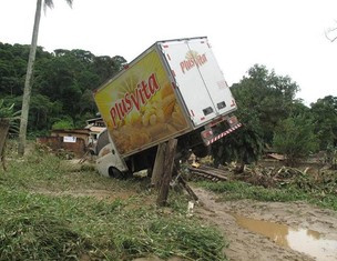Em Teresópolis, caminhão ficou suspenso com a
força das águas (Foto: Thamine Leta/G1)