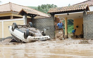 Carro destruído em São José do Vale do Rio Preto
(Foto: Glauco Araújo/G1)