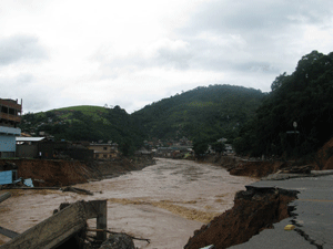 A destruição da ponte de Bom Jardim dividiu a
cidade em duas (Foto: Tássia Thum / G1)