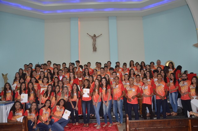 Crismandos de Fátima do Sul e dom Henrique, bispo da diocese de Dourados, ao meio.