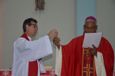 Pe. João Aparecido Bergamasco  recebe de dom Henrique as chaves da paróquia N.Sra. de Fátima