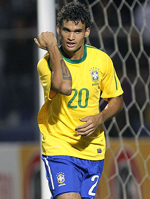 Willian beija a tatuagem na comemoração do gol
brasileiro nesta sexta-feira (Foto: Mowa Press)