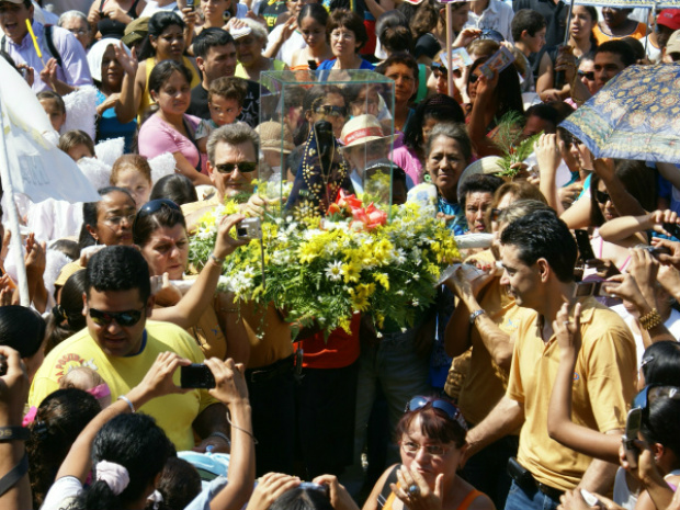 Romeiros conduzindo a imagem de Nossa Senhora Aparecida, no Santuário Diocesano - Vila São Pedro