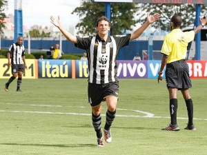 Elano marcou seus dois primeiros gols neste retorno ao Santos diante do Prudente.
Foto: Terra On Line
