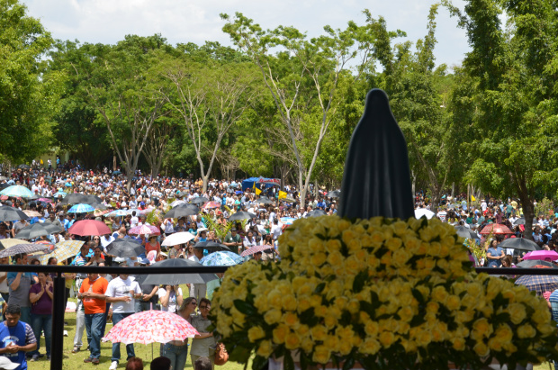 Romaria de N. S. Aparecida - vila São Pedro Imagem de N.S. Aparecida e ao fundo os milhares de fiéis que participaram da romaria no Santuário diocesano, na Vila São Pedro.